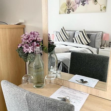 Manchester Escape - Private Room & Bathroom Near Etihad And Coop Arena - Free Secure Parking Bagian luar foto