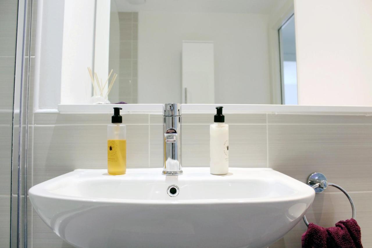 Manchester Escape - Private Room & Bathroom Near Etihad And Coop Arena - Free Secure Parking Bagian luar foto